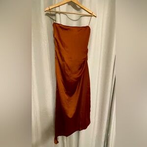 House of Harlow 1960 Strapless Midi dress
Bronze. Perfect for party 🎉Brand new